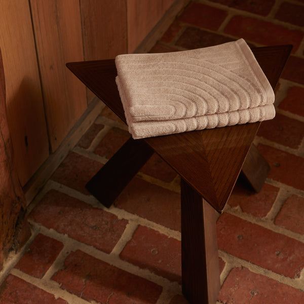 CLOVELLY HAND TOWEL
clay