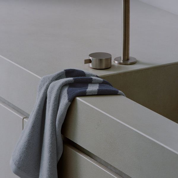 HANSEN HAND TOWEL
ink & sky