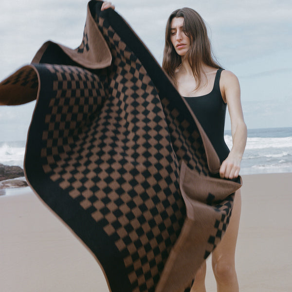 ROMAN POOL TOWEL
tabac & noir