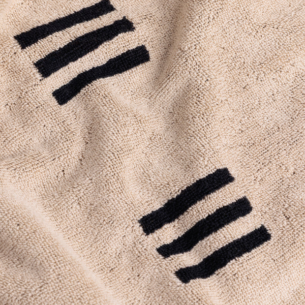 CLAREMONT BATH TOWEL
sand & noir