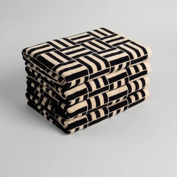 WILLIS POOL TOWEL
sand & noir