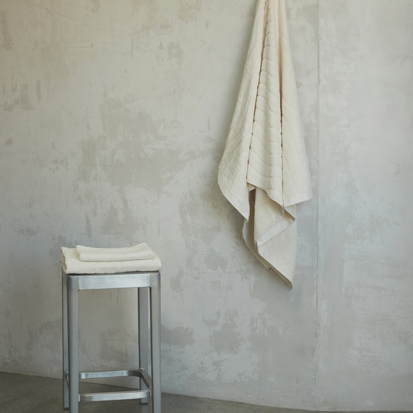 VIRGINIA HAND TOWEL
ivory