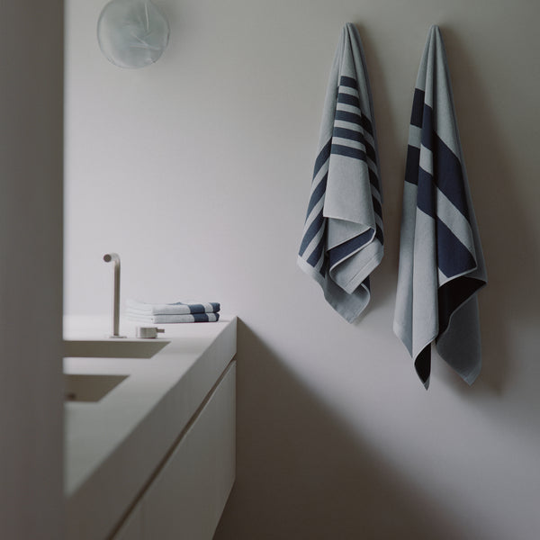 ESSENTIAL BATHROOM SET 09
ink & sky