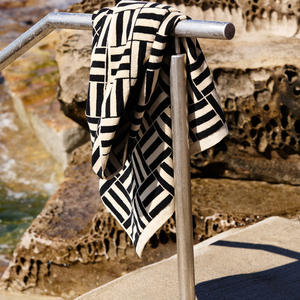 WILLIS POOL TOWEL
sand & noir