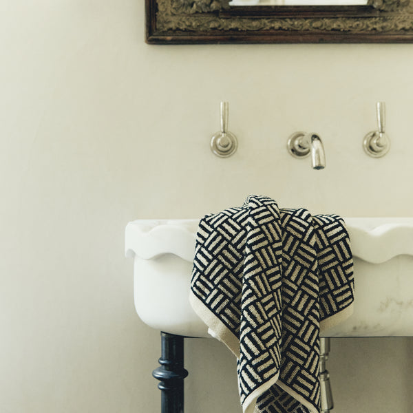 ESSENTIAL BATHROOM SET 25
sand & noir