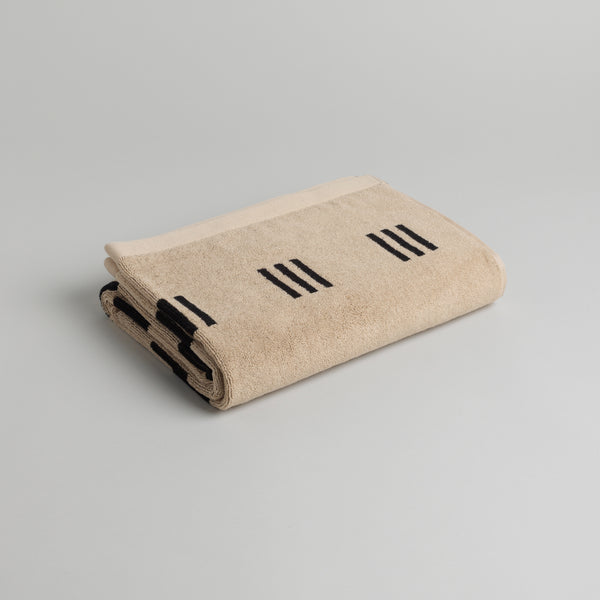CLAREMONT BATH TOWEL
sand & noir